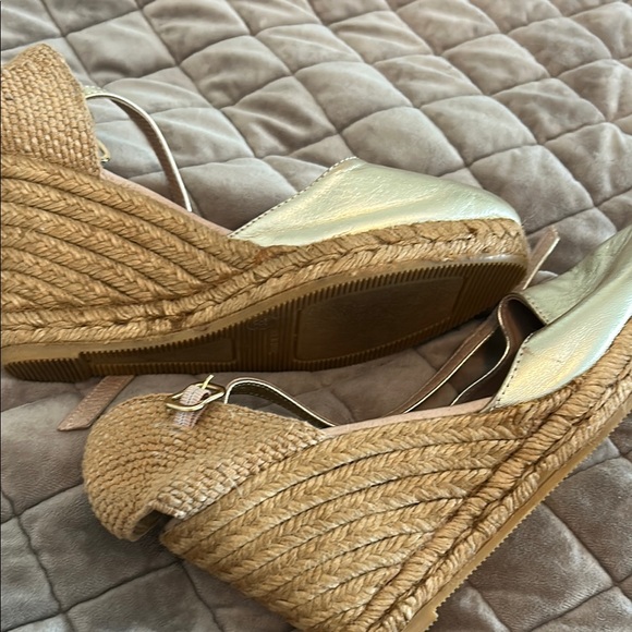 Shoes - Elegant Gold Wedge Sandals